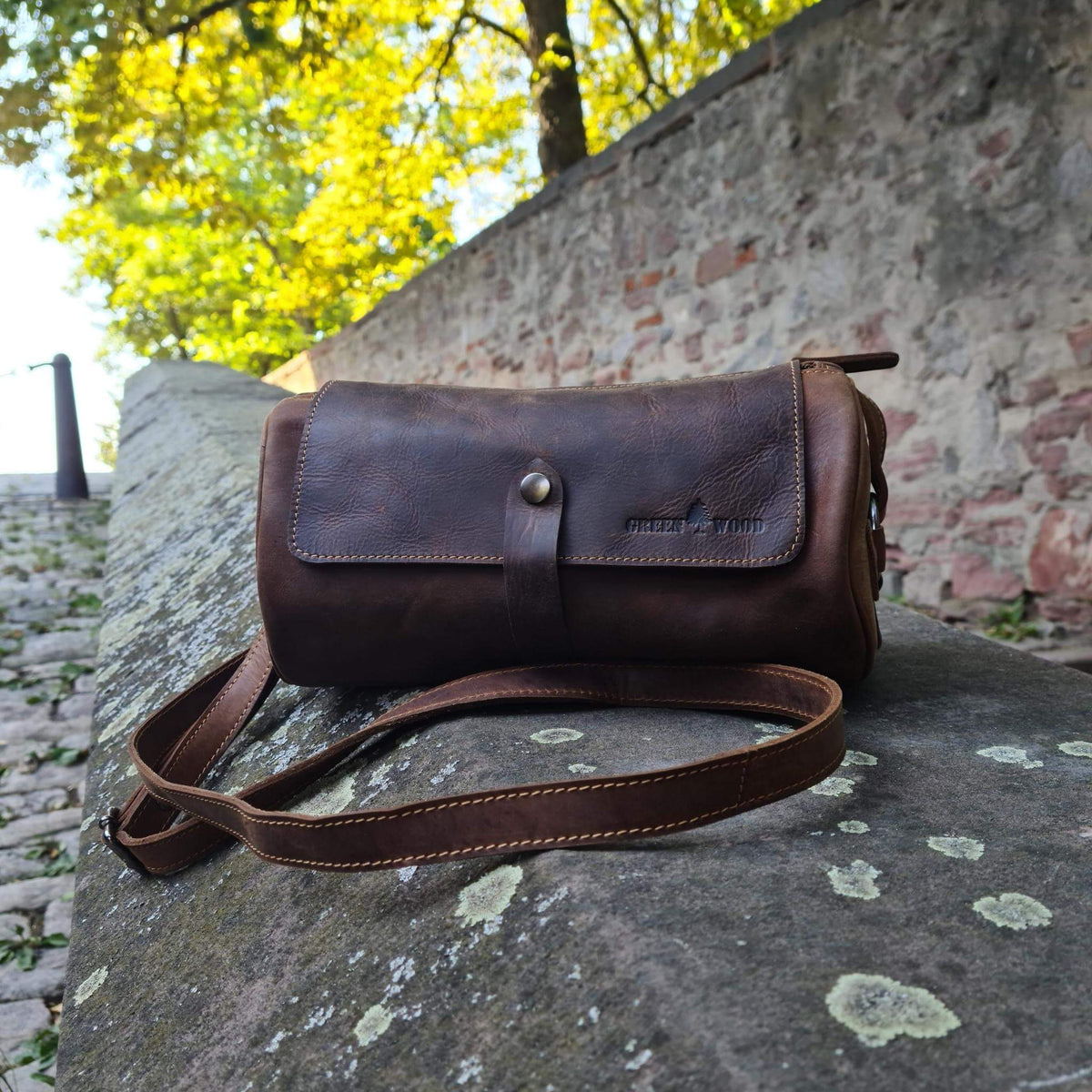 Umhängetaschen und Crossbody Bags für Damen aus echtem Leder in verschiedenen Farben und Größen – von der kleinen Mini Bag bis zur großen Schultertasche
